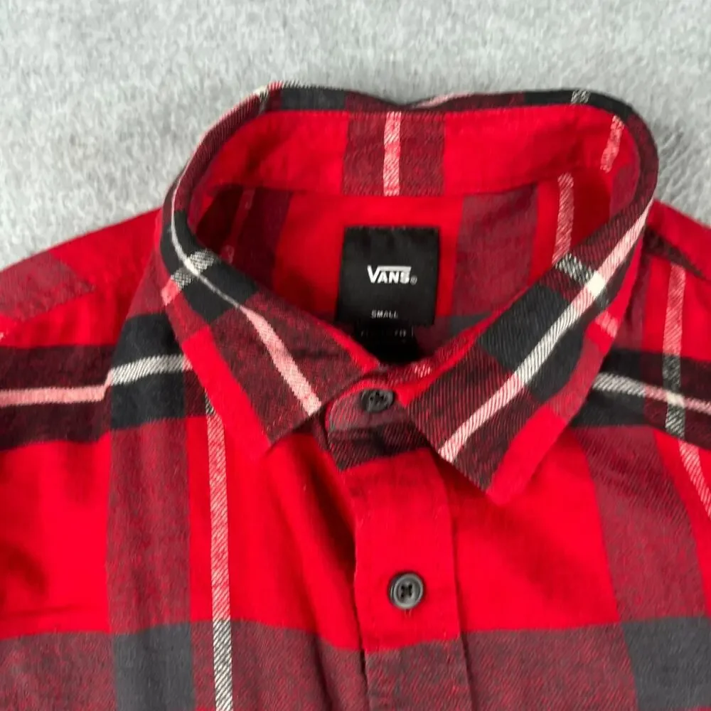 Vans Shirt Small Red Black Plaid Flannel Casual Button Up Long Sleeve Mens